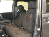 フロントシートです。ベンチシートで移動がラクラク♪交通量の多い道路や狭い駐車場などで助手席側から車外に出られるので便利です!