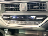 【オートエアコン】一度お好みの温度に設定すれば、車内の温度を検知し風量や温度を自動で調整。暑い&hellip;寒い&hellip;と何度もスイッチ操作をする必要はありません。快適な車内空間には必須の機能ですね♪