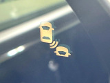 【ブラインドスポットインフォメーション】走行中、ドアミラーの死角になりやすい箇所に後続車が接近するとサイドミラー付近に警告を表示、ドライバーに注意喚起をしてくれます。