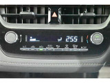 一度お好みの温度に設定すれば、車内の温度を検知し風量や温度を自動で調整。暑い&hellip;寒い&hellip;と何度もスイッチ操作をしなくても大丈夫です。