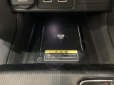 センターコンソールにはワイヤレス充電器を装備してます。Qi(チー)規格対応のスマートフォンなどを置くだけでワイヤレスで充電可能です。またスマートフォンの充電可能なUSB端子なども別途装備しています。