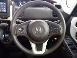 ハンドル左側にはオーディオ操作が出来るオーディオリモートコントロールスイッチ、右側にはHonda SENSINGとオートクルーズコントロールのスイッチを装備!
