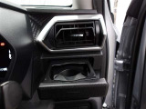 運転席のカップホルダーはエアコンの吹き出し口の前にありますので冷やしたり温めたり出来ます☆