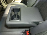 後席のカップホルダー付きのアームレストです。