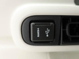 【USB/HDMI入力端子】HDMI規格のデータ入力端子、デジタル機器をつないで高画質、高品質データを車の中で楽しむことができます。USBポートは給電・データ入力に対応しています