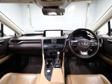 上質で落ち着いた印象のインパネ。視界も広々で運転しやすいです。