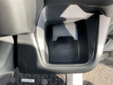 ロングドライブには欠かせないドリンクホルダー装備、お好みの飲み物を置くことができます。使わないときはすっきり収納できます。