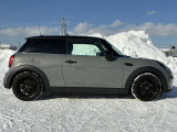 ご納車前には、MINIを熟知したメカニックによる100項目の点検・整備を行います。不具合箇所、交換時期に達している部品に関しましては、全て当社負担で交換してからのご納車となります。
