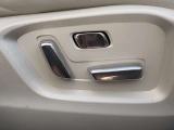 運転席は10Wayの電動シートになっています。ドライバーの体格に合わせたドライビングポジションを設定出来ます。また、2人分のポジションをメモリー出来るのでいつでも自分のポジションに戻せます♪