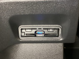 ハンドルの左下にETCがついています。高速道路の料金所の通過も楽々です。 カードの取り出しもしやすい場所についています。