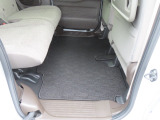 【後部座席のフロアマット】後部座席も純正フロアマット付きです。こちらも大きなスレや傷、汚れなどなくこちらも綺麗な状態です。
