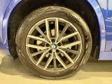 BMWの純正アロイホイールは軽量かつ強度にも優れているホイールで走行性能を引き上げる設計になっております。足元にもBMWは妥協がなくこだわっている個所になります。
