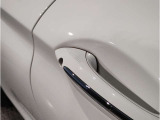 【デザインとの融合】BMWデザイナーが創り出したボディデザインを損なう事のない様に配置とデザインに拘っています。ドアノブについてもBMWの拘りに妥協はありません。