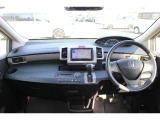 操作性に優れた運転席となります!小物入れや各ボタンの配置にこだわり、使いやすいです!座り心地もよく視認性も良好なのでロングドライブもお任せ下さい!