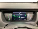 デジタル表示のスピードメーターとタコメーター、燃費やオドメーターなどの表示の他に、ホンダセンシング機能などの表示もできる多機能なマルチインフォメーション・ディスプレイです。