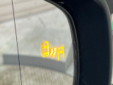 【ブラインドスポットモニター】走行中、ドアミラーの死角になりやすい箇所に後続車が接近するとサイドミラーのレンズに警告を表示!ドライバーに注意喚起をしてくれます。
