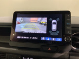リバースギアに入れるだけで後方の表示へ切り替わります。夜間や雨の日の駐車も楽になりますよ。