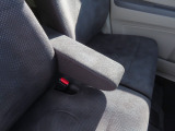 【フロントのアームレスト】前席はアームレスト付きです。肘を置いてゆったりとした姿で運転できます。