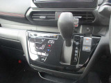 使い勝手の良い位置に配置された操作性の良いシフトレバーになってます。