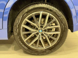 BMWの純正アロイホイールは軽量かつ強度にも優れているホイールで走行性能を引き上げる設計になっております。足元にもBMWは妥協がなくこだわっている個所になります。