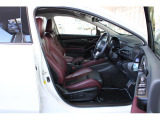 車内が明るく、高級感のあるボルドーレッドレザーを使用したインテリア&シートです。