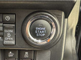 エンジンスタートボタンです。キーが車内にあれば、エンジンの始動・停止はブレーキを踏んでスイッチを押すだけ!キーを取り出す手間を省き、ワンプッシュでエンジンを操作するので簡単でスムーズです。