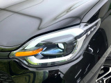 【LEDヘッドライト】悪天候や夜間走行時も良好な視界を確保し安心して運転できる高輝度LEDヘッドライトを装備!点灯速度が早く、消費電力も抑えられています。