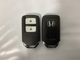 スマートキーを装備しています。鍵を差し込むことなくドアロックの開け閉めと、スタートボタン操作でのエンジンスタートができます。スペアキーも同じものを用意しております。