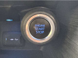 エンジンスタートボタンです。キーが車内にあれば、エンジンの始動・停止はブレーキを踏んでスイッチを押すだけ!キーを取り出す手間を省き、ワンプッシュでエンジンを操作するので簡単でスムーズです。
