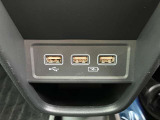センターコンソール下部には充電用とナビ接続用のUSBジャックが有ります。充電しながらの運転で時間効率もUP。お出かけ先での動画や写真撮影にも、運転中の音楽再生にも対応できます。