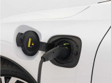 専用コードを接続するだけで簡単に充電が行えます。プラグインハイブリッドモデルは、走行中の充電のほか、自宅などに設置された充電機器からの充電が可能です。