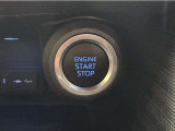 エンジンスタートボタンです。キーが車内にあれば、エンジンの始動・停止はブレーキを踏んでスイッチを押すだけ!キーを取り出す手間を省き、ワンプッシュでエンジンを操作するので簡単でスムーズです。