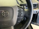 前方の車との車間を設定し、スピードを上げたり緩めたりを自動で行ってくれる追尾式の「レーダークルーズ」。上級装備の一つです!高級車にしかつかない嬉しい機能です。