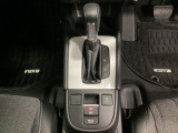 CVT車のセレクトレバーです。低速から高速まで、変速ショックのないスムーズな走りと、エンジン効率のよい領域を維持して燃費にも貢献します。サイドブレーキはスイッチ操作の電子制御パーキングブレーキです。