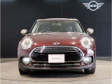 MINIのフロントグリルのデザインはイギリスで生まれた当初から、シルバーのサイドバーが折り重なった伝統的なデザインで御座います。その伝統はBMWのお車になってからでも少しずつ形を変えて守られております
