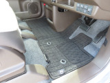 【フロントのフロアマット】前席は純正フロアマット付きです。大きな汚れもなく、使用感も少なめで綺麗な状態です。