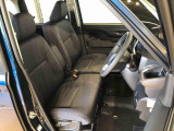 運転席の座面高さを調整できるシートリフターが付いています。フロントシートはベンチシートを採用で、座面も広く使い勝手もいいですよ♪