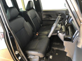 運転席の座面高さを調整できるシートリフターが付いています。フロントシートはベンチシートを採用で、座面も広く使い勝手もいいですよ♪