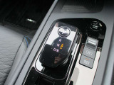 操作性の良い電制シフトレバーでスムーズにシフトチェンジできます
