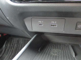 USBも2ポートありますので同乗者の方との同時充電もできますよ