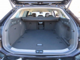 ラッゲージスペース。トランクスルー機能もございます。
