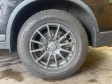 【17インチアルミホイール】外観にマッチしたアルミホイールを装着しております。各種アルミホイールや、スタッドレスタイヤも取扱いしております。是非ご相談ください♪