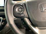 ステアリングにオーディオ操作スイッチが付いています。オーディオ画面に直接タッチしなくても操作が出来ますので、運転に集中できます。
