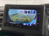 リバースギアに入れるだけで後方の表示へ切り替わります。夜間や雨の日の駐車も楽になりますよ。