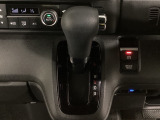 CVT車のセレクトレバーです。低速から高速まで、変速ショックのないスムーズな走りと、エンジン効率のよい領域を維持して燃費にも貢献します。サイドブレーキはスイッチ操作の電子制御パーキングブレーキです。