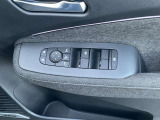 運転席ドアには各ウインドウの集中操作が可能となっています。