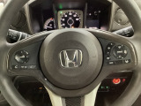 ハンドルにHondaセンシング系のクルーズコントロールやレーンキープアシストなどのスイッチと、オーディオの操作スイッチが装備されています。ハンドルから手を離さず安全に操作できます。