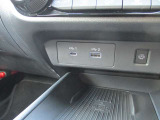 USBも2ポートありますので同乗者の方との同時充電もできますよ