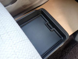 助手席シートの下にも収納があって便利。車内の整理整頓に役立ちます♪
