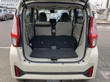 シートをすべて倒すとこんなに広々。たくさん荷物を積めます。これだけのスペースであればかなりの荷物が載せられます☆